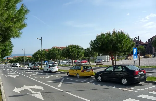 Bočni parkirni boksi ob Cesti A so med delovniki zasedeni že 
zgodaj dopoldne. Popoldne,  še zlasti pa v času prireditev na 
šoli in v športni  dvorani,  jih nikakor ni dovolj.    