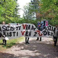 Na drugem koncu spominskega parka v Gorici se je zbralo 
približno 20 do 30 antifašistov.