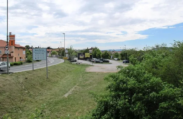 Če bodo sprejeli zamisel studia Sadar + Vuga, bo prostor ob 
vstopu v Solkan pozidan, a tam bodo tudi informacijska 
točka, postajališče za vlake  in storitve za turiste in obiskovalce. 