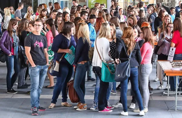 Mladim v EU so na voljo različne mladinske izmenjave, v 
okviru katerih lahko do 21 dni preživijo v različnih državah.