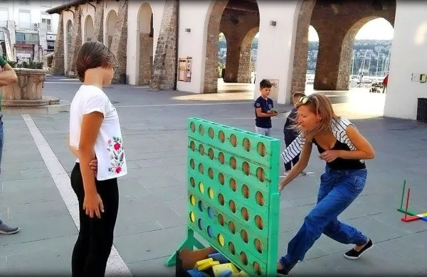 CSD Velenje je tri- in petletnega dečka, ki sta bila od umora 
njune matere decembra lani v Velenju pri starih starših na 
Koroškem, konec marca namestil v rejništvo proti volji starih 
staršev. To je sprožilo buren odziv javnosti.