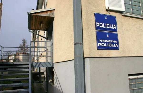 Policistom v Postojni ukradli pu&scaron;ko