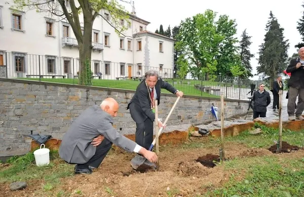 Pred vilo Vipolže zasadili potomko najstarej&scaron;e trte na svetu