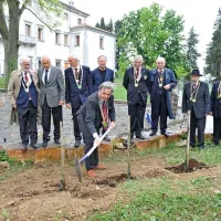 Trte so posadili v nedeljo točno opoldne.