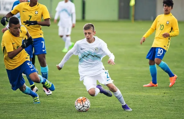 Slovenska nogometna reprezentanca do 15 let  je ugnala 
Brazilijo z 2:1.