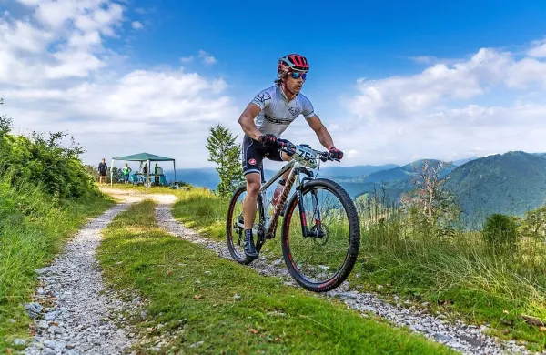 Soča Outdoor Festival, ki že četrto leto povezuje šport in 
turizem doline Soče, se vrača z lani odpovedanim MTB 
maratonom, tokrat po novi, legalizirani trasi.