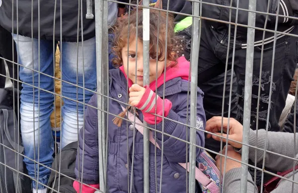 Avstrija bo v bran pred navalom migrantov  na mejnem 
prehodu oziroma prelazu Brenner z Italijo postavila 370-metrsko ograjo.