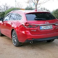 Zadek z dvema izpušnima cevema in napisom awd kaže na najbolje opremljeno šestico.