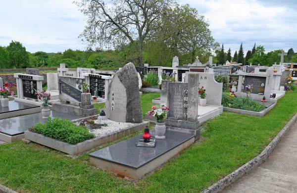 Na pokopališču v Gorjanskem je le 16 grobov z neznanimi lastniki, kar predstavlja osem 
odstotkov vseh grobnih polj. Najbolj pridni pri plačevanju položnic so v Komnu, kjer je le šest 
odstotkov grobnih polj z neznanimi lastniki.
