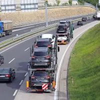 Zaradi gorečega vozila so zaprli predor Dekani