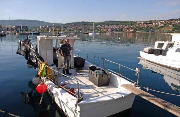 Koprski ribič Sava Rakič opozarja, da ribiče  v Kopru obravnavajo, kot da bi imeli v mandraču privezane jahte.
