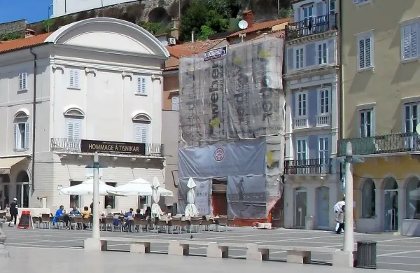 Delavci podjetja Gnom pod zaveso gradbenega odra te dni 
čistijo kamnito okrasje Benečanke.   
