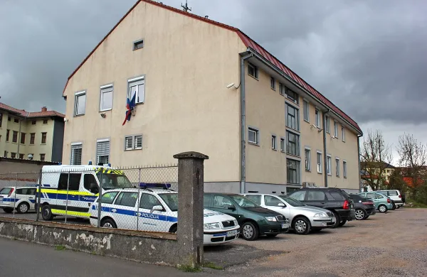 Policisti so v torek v Ljubljanici našli avtomatsko puško 
znamke heckler & koch s pripadajočima nabojnikoma in 
naboji, ki je bila ukradena pri vlomu v službeno vozilo pred 
postojnsko olicijsko postajo, so danes sporočili z novogoriške policijske uprave.
