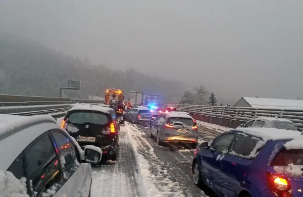 Na primorski avtocesti v smeri od Ljubljane proti Kopru so 
vozniki več ur obtičali v koloni.