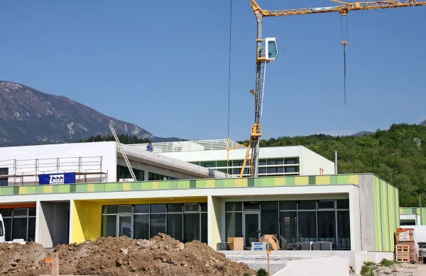  Z zunanjo ureditvijo in ograditvijo šolskega kompleksa bo 
celotna naložba stala dobrih sedem milijonov evrov. 