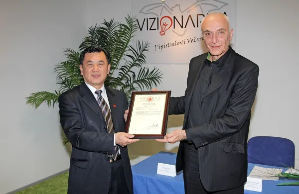 “Kitajska ima velik potencial, Slovenija pa znanje in proizvode,” je ob predaji certifikatov Ivu Boscarolu povedal Feng 
Zhenglin, namestnik kitajskega ministra za promet.