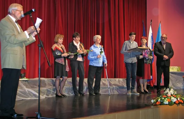  V imenu nagrajencev se je zahvalil Božidar Lovišček. V 
ozadju (z leve) predstavnica kluba Tince, Mirica Testen, Olga 
Bevčar, Adela Jerončič in  župan Andrej Maffi.