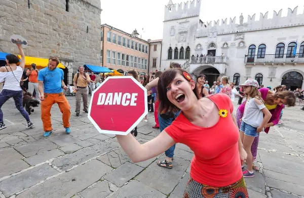 Ena najzanimivejših plesnih prireditev na odprtem - Dancing 
in the streets of Slovenia. Utrinek iz Kopra.