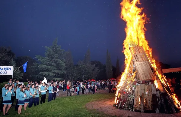 Okoljsko ministrstvo opozarja na negativne vplive kurjenja 
kresov.