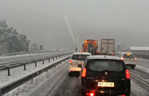 Kot običajno tudi za sredine razmere na primorski avtocesti ni 
odgovoren nihče, razen voznikov, ki v vozilih niso imeli 
zimske opreme. 