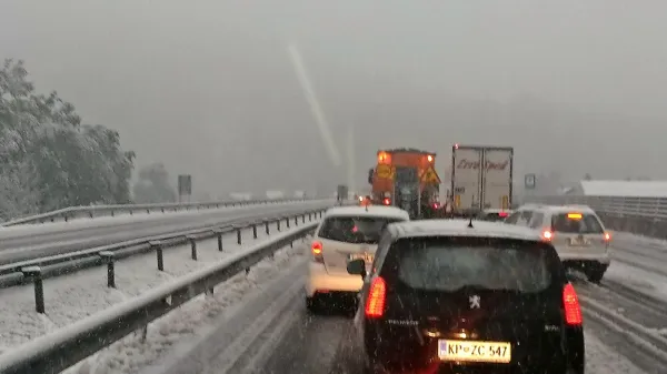 Kot običajno tudi za sredine razmere na primorski avtocesti ni 
odgovoren nihče, razen voznikov, ki v vozilih niso imeli 
zimske opreme. 