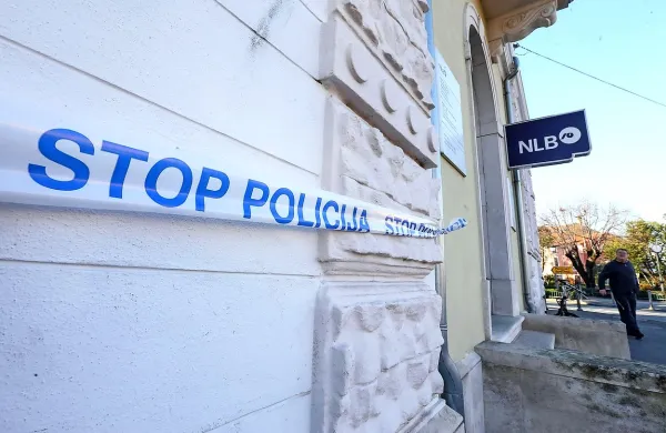 Izolska poslovalnica NLB je bila ena od tarč roparjev iz 
Bergama.
