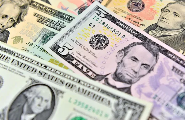 V Rigi so tiskali ponarejene dolarje