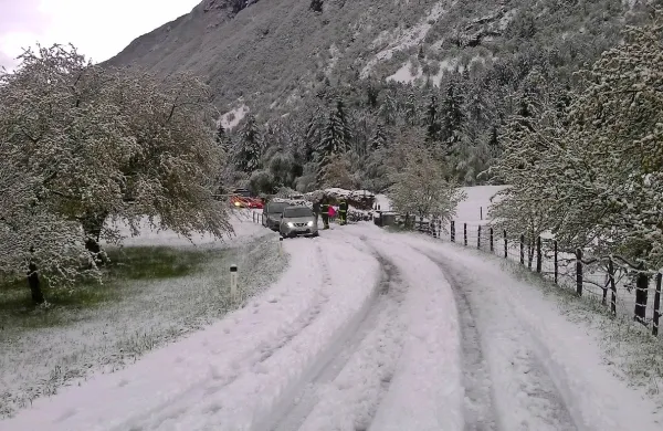 V Trenti so gasilci naleteli na 17 vozil, obstalih na zasneženi 
cesti.