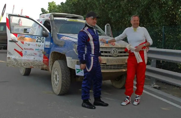 Darko Peljhan in Darij Novak z volkswagnom amarokom pred 
startom in slovesom od asfalta.