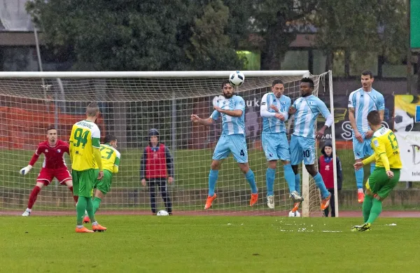 Zadnja tekma med Novogoričani (v modrih dresih) in Zavrčem se je končala z remijem 2:2.