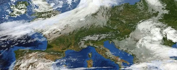 Ciklon, ki se bo približal našim krajem danes ponoči,  bo 
vplival na vreme pri nas jutri in deloma še v ponedeljek.