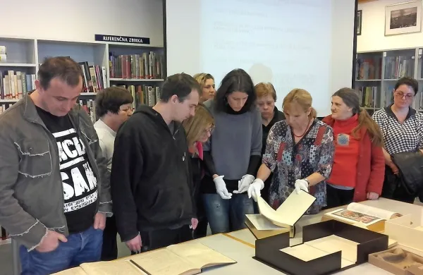 Knjižnica Makse Samse hrani   dragoceno bibliofilsko zbirko knjig, ki so jo pokazali 
obiskovalcem iz društva Vezi.