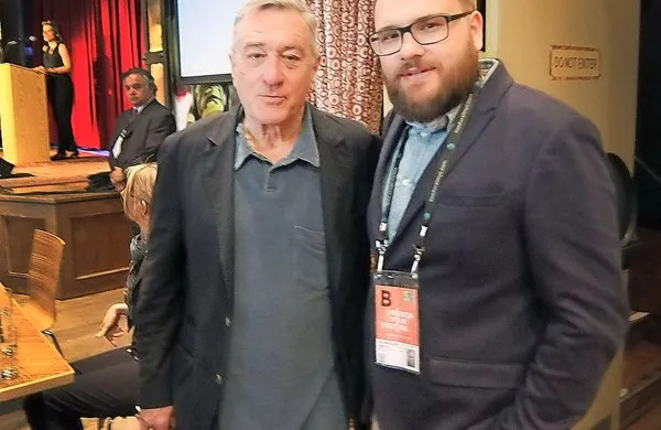 Film Houston, imamo problem! je režiser Žiga Virc (desno) že 
predstavil na uglednem newyorškem festivalu Tribeca,  ki ga 
je  leta 2002 soustanovil   Robert De Niro. Sloviti igralec si je 
ogledal Virčev film in se srečal z našim režiserjem.