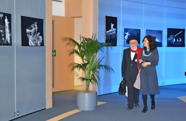 Evgen Bavčar se je sprehodil med svojimi fotografijami, ki  so 
na ogled v Evropskem parlamentu.