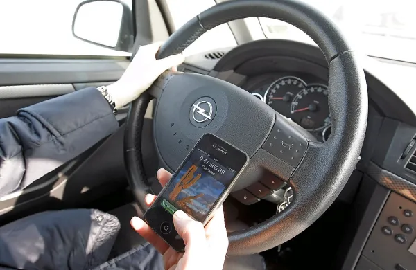 Mobilna telefonija bo tudi na poti po EU od danes cenejša, 
čez dobro leto pa povsem izenačena s tisto doma.