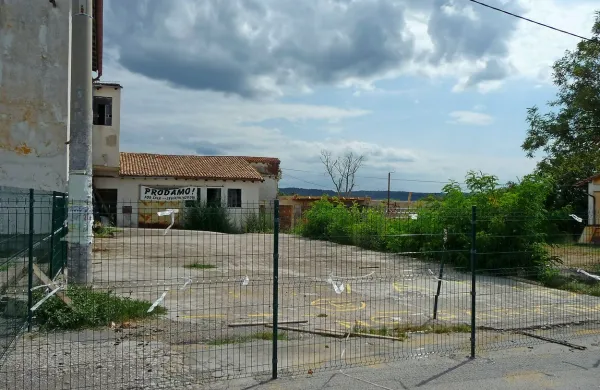 Zanemarjeni in propadajoči del objekta je v lasti Maksimiljana Klemenčiča iz Kranjske Gore. 
Jasno je le to, da nepremičnino že dalj časa prodaja, kaj več pa ni želel razkriti.