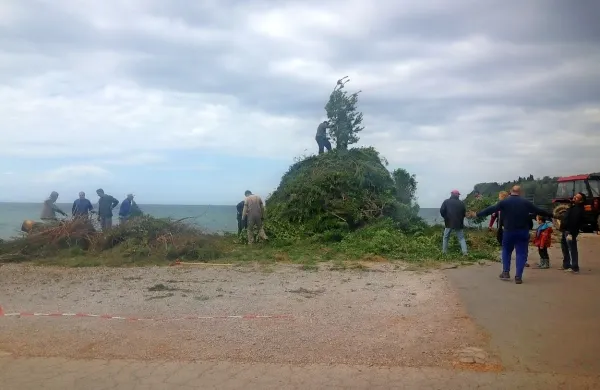 Domačini so v Valdoltri že pripravljali tradicionalni kres.