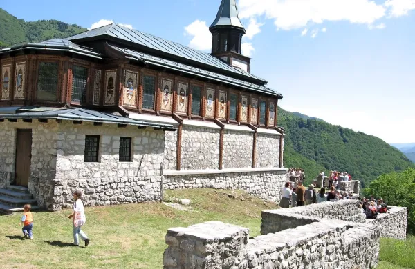 Kljub obnovi je cerkvica v Javorci odprta.