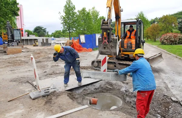 Gradbinci urejajo fekalno in meteorno kanalizacijo in bazen 
za zajetje slednje. Nad njim bo 50 parkirnih mest, kar bo 
olajšalo pereče težave s “pločevino” okrog bolnišnice. 