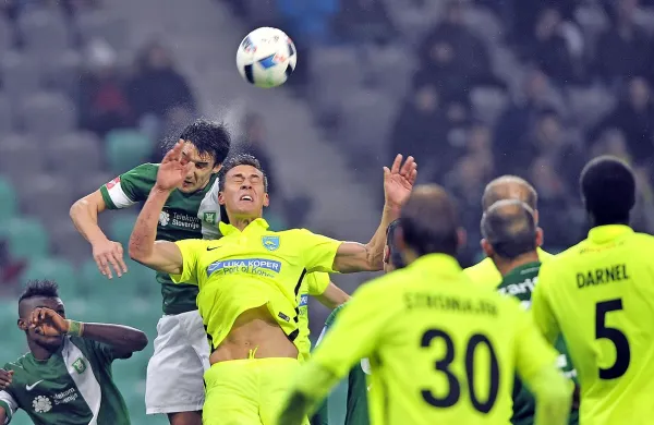 Olimpija prihaja na Bonifiko v precej težavnem položaju, Koprčani (v rumenih 
dresih) pa nujno rabijo točke za obstanek.