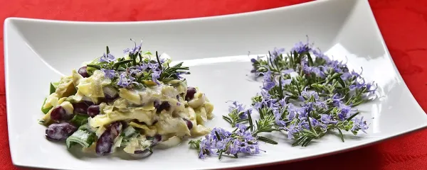Solata iz rožmarina, česna, artičok, fižola in kuhanega jajca