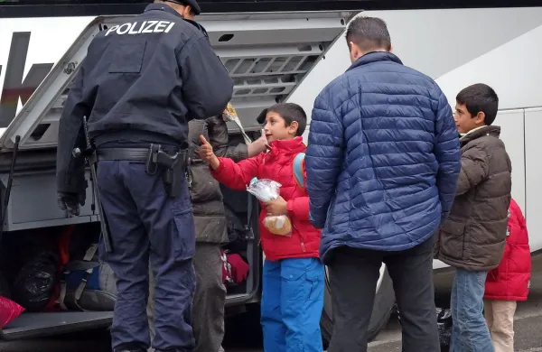 Evropska komisija bi lahko v sredo predlagala podaljšanje 
nadzora na mejah znotraj schengenskega območja zaradi 
migracijskih pritiskov.