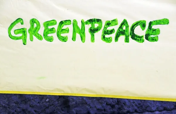 Okoljevarstvena organizacija Greenpeace je  objavila dele 
čezatlantskega trgovinskega in naložbenega sporazuma, o 
katerem se v strogi tajnosti pogajajo ZDA in Evropska unija. Iz 
njih je  razvidno, da ZDA v pogajanjih močneje pritiskajo na 
EU, kot je bilo znano doslej.