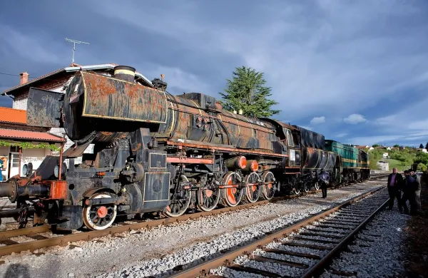 Poseben izziv bo tudi prevoz lokomotive v Park vojaške 
zgodovine. Lokomotiva je težka 95 ton, dolga je 23 metrov, 
visoka pa 4,4 metra.