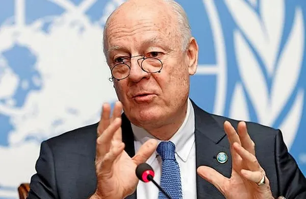  Odposlanec Združenih narodov za Sirijo Staffan de Mistura 
(na fotografiji)  je danes na pogovorih o zaustavitvi novega 
vala nasilja v Siriji z ruskim zunanjim ministrom Sergejem 
Lavrovom v Moskvi poudaril, da je potrebno v Siriji zaustaviti 
sovražnosti.