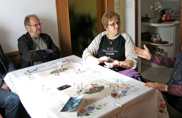 V hiši na naslovu Ocizla 37, kjer je Slataper ustvarjal pred več kot sto leti, so se o tržaškem pisatelju in njegovem 
Mojem Krasu pogovarjali (z leve) Roberto Dedenaro, Marko Kravos, Majda Mihalič  in Marija Bernetič.   