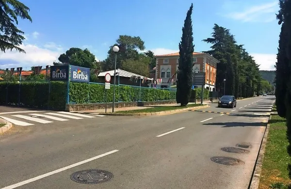 Občina Izola bo na Bazoviški ulici, ob otroškem igrišču Birba 
in ob šolski poti, poskrbela za umiritev prometa z asfaltno 
grbino.