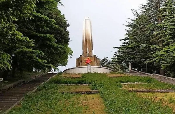 Neznanci so med prvomajskimi prazniki na fontano Scala dei 
giganti na Svetem Justu v Trstu namestili rdečo zvezdo.
