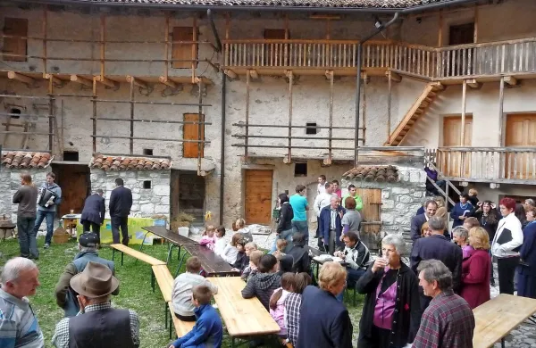 Dvorišče v starem vaškem jedru    bi na ustrezen način 
prekrili. 