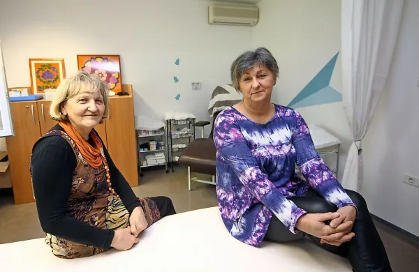 Ana Jug (levo) in Lilijana Remec: pol leta bo potrebnega, da bodo uporabniki začeli množično 
prihajati po pomoč.